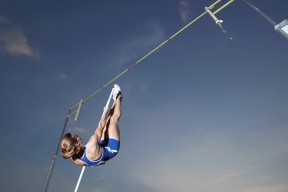 开云下载-东决关键战之夜，维尼修斯关键制胜，当篮球场响起桑巴鼓点