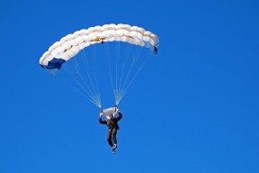 开云平台-巴黎硬仗取胜马德里竞技，维尼修斯在季后赛抢七接管比赛