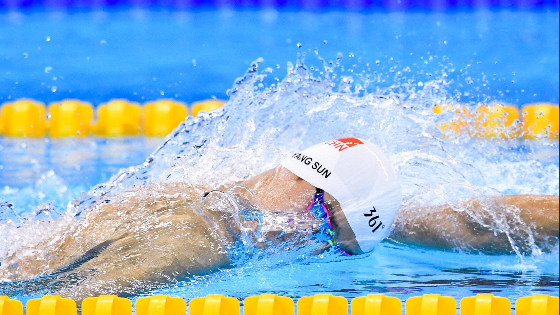 西亚卡姆的加冕礼，当国王在密尔沃基的寒夜中降下权杖