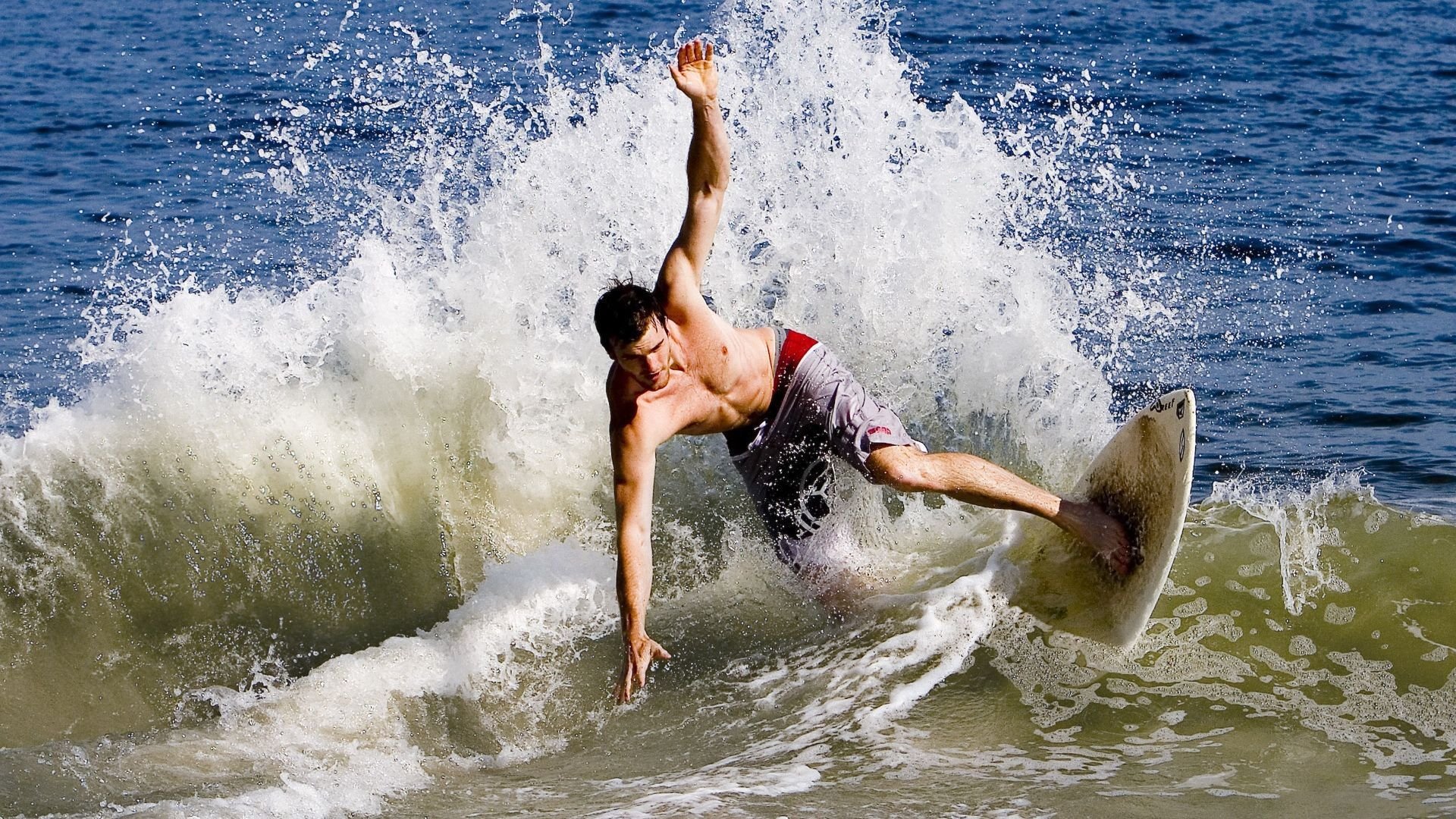 赛道与绿茵的交响,F1揭幕战悬念与佛罗伦萨加时鏖战